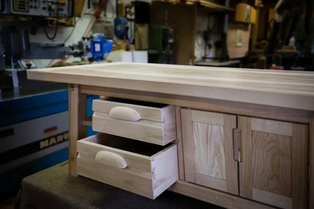 Meuble de rangement en bois massif avec tiroirs et portes
