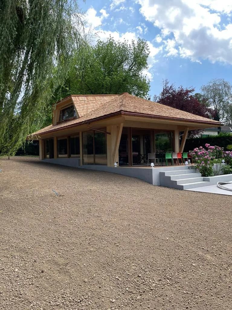 Pavillon en bois terminé avec large toiture couverte de bardeaux